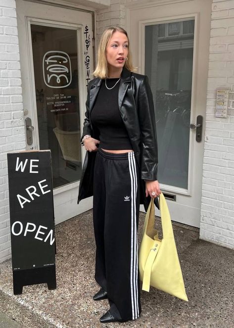 Adidas Track Pants Outfit Woman, Adidas Track Pants Outfit, Adidas Pants Outfit, Adidas Jogging Pants, Casual Travel Outfit, Looks Adidas, Smart Casual Women Outfits, Track Pants Outfit, Adidas Hose