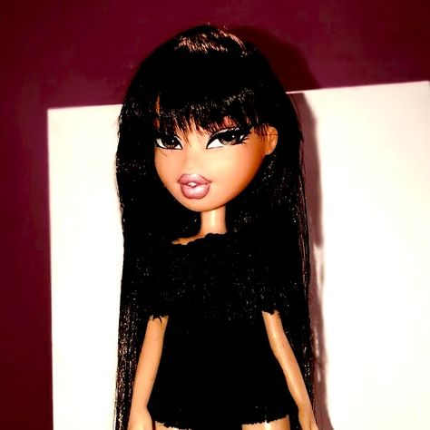 Bratz Doll With Black Hair, Barbie Dark Hair, Bratz Doll Black Hair, Brown Hair With Fringe, Black Hair Fringe, Bratz Clothing, Jade Bratz, Stussy Wallpaper, Light Brown Skin