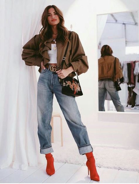 vintage 80s look Gigi Hadid Streetstyle, Italian Street Style, Sock Boots Outfit, Red Boots Outfit, Winter Boots Outfits, Dress Up Jeans, Dress Jeans, Model Street Style, Boating Outfit