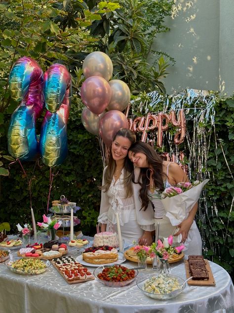 Bday Poses With Friends, Birthday With Friends Pictures, Cake Inspo Simple, Aesthetic Birthday Pictures, Birthday Photoshoot With Friends, 90th Birthday Ideas, 22 Birthday Decorations, Birthday Ideas For Mom, Cake Aesthetic Birthday