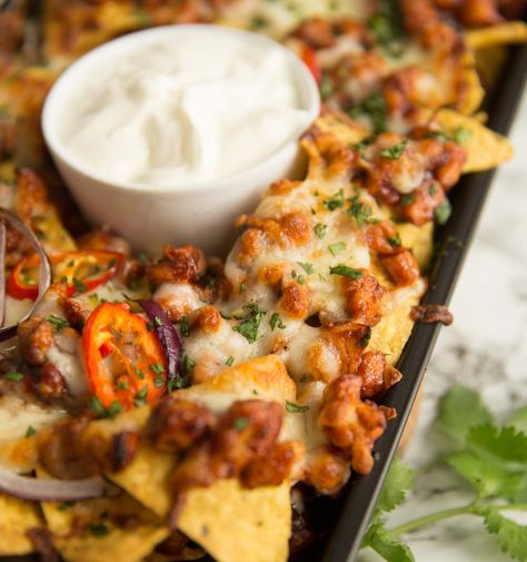 BBQ Chicken Nachos Nachos Restaurant, Classic Nachos, Bacon Nachos, Dont Go Bacon My Heart, Bbq Chicken Nachos, Chicken Nachos Recipe, Easy Bbq Chicken, Nachos Recipe Easy, Baked Bbq Chicken