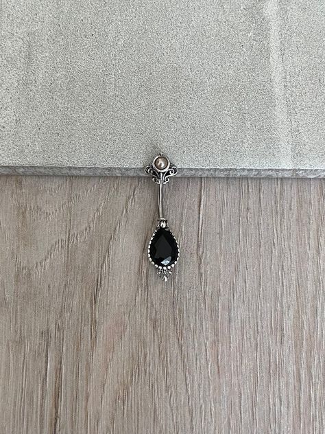 Navel Piercing Jewelry Simple, Black Belly Button Ring, Alt Belly Button Piercing, Boho Belly Button Piercing, Cool Belly Button Rings, Silver Belly Piercing, Black Belly Button Piercing, Lower Belly Button Piercing, Silver Belly Button Piercing