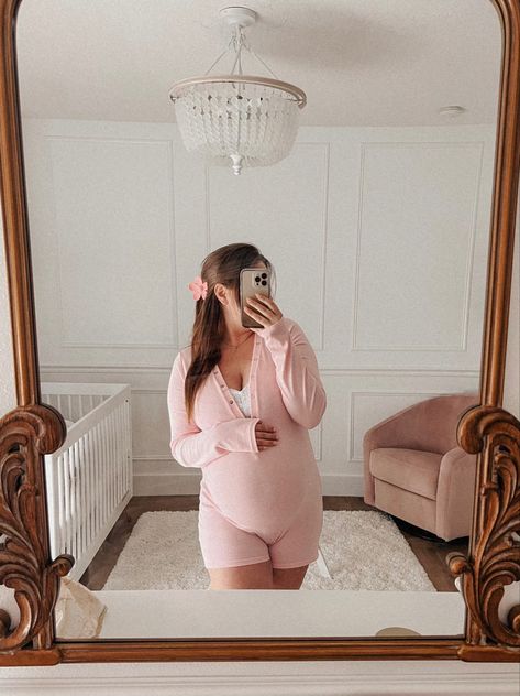 Pregnant Onesie Outfit, Lounge Maternity Outfits, Pregnancy Outfits Comfy, Pink Maternity Outfit, Comfy Pregnancy Outfits, Comfy Maternity Outfits, Maternity Fits, Pregnancy Fits, Big Pregnant