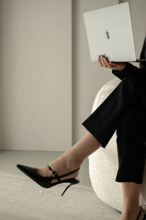 Woman Holding Laptop, Teddy Chair, Dark Academia Y2k, Corporate Girlie, Office Heels, Business Aesthetic, Women Ceo, Wealthy Women, Pinterest Affiliate Marketing