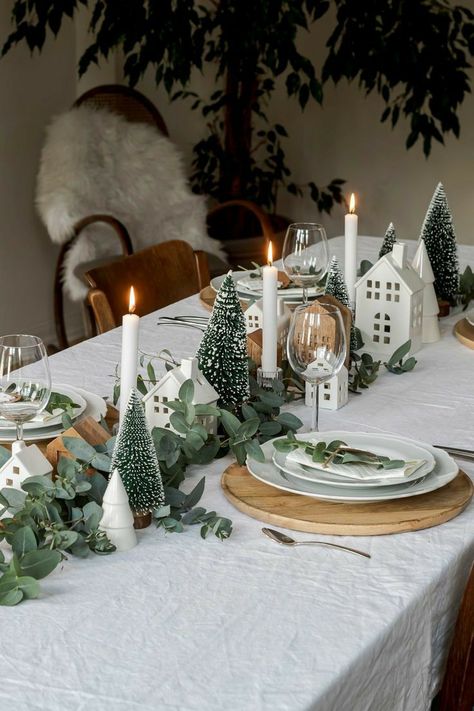 Simple Xmas Table Decorations, Decoration Christmas Table, Christmas Table Cricut, Christmas Table Decorations Simple, Christmas Table Settings Ideas Simple, Simple Christmas Table Decor, Simple Christmas Table Settings, Christmas Table Centerpieces Ideas, Simple Christmas Table Decorations