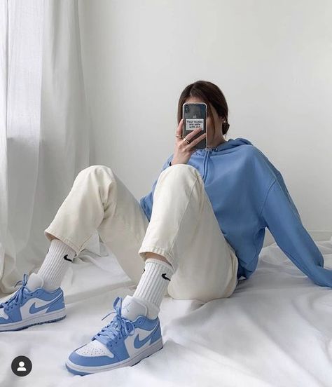 Cheap blue hoodie alternative from amazon: Gildan Hooded Sweatshirt Heavy Blend Plain Hoodie Pullover Hoody Carolina Blue S Chuck Taylor Outfit, Blue Hoodie Outfit, Boty Nike, Skor Sneakers, Skater Girl Outfits, Stil Inspiration, Ținută Casual, Modieuze Outfits, Streetwear Fashion Women