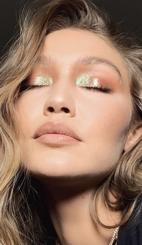 Golden Rose Eye Makeup, Maquillaje Smokey Eyes, Makeup Tips And Tricks, Makeup Looks For Green Eyes, New Years Eve Makeup, Patrick Ta, Makeup Tutorial Step By Step, Beauty Make-up, Holiday Makeup