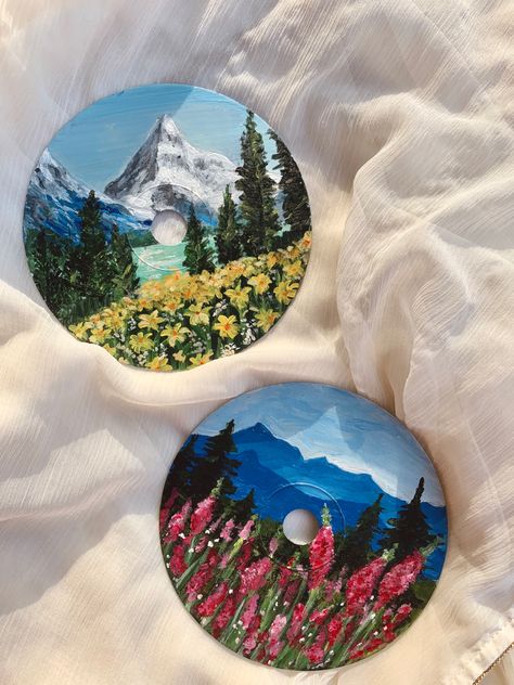 Painting on CD aesthetic art , painting landscape mountains detailing flora and fauna lavender, daisies. Cd art sky pretty art Acrylic Painting On Circular Canvas, Decorated Vinyl, Disk Painting, Painting On Cd, Cd Painting Aesthetic, Circular Canvas Painting, Painted Cds, Disc Art, Vinyl Record Art Ideas