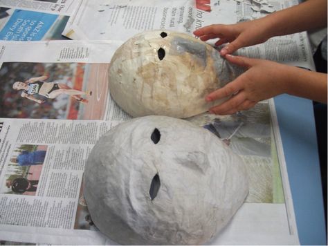 How To Make A Paper Mache Mask- Great Family Craft Project - Bond With Karla Paper Mache Heads, Paper Mache Balloon, Paper Mache Head, Paper Mache Projects, Paper Mache Mask, Making Paper Mache, Paper Balloon, Mascaras Halloween, Paper Mache Clay