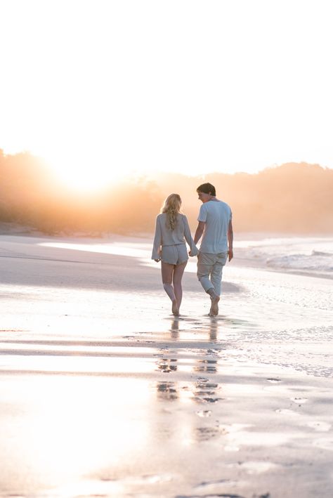 Couple walking on the beach during golden hour in Playa Conchal, Costa Rica. Photographed by Kristen M. Brown, Samba to the Sea Photography. Couple Sea Photography, Sea Photography Ideas, Croatia Photoshoot, Couples Walking Together, Lovers On The Beach, Couple Walking On Beach, Sea Beach Photography, Photography Inspiration Quotes, Brown Samba