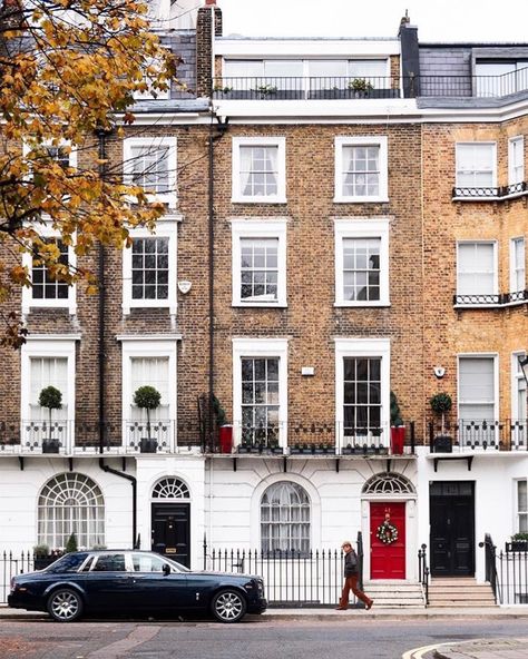 British Apartment Exterior, London Flat Exterior, London Row Houses, British Townhouse, London House Exterior, Townhouse London, Townhouse Architecture, London Flats, London Homes