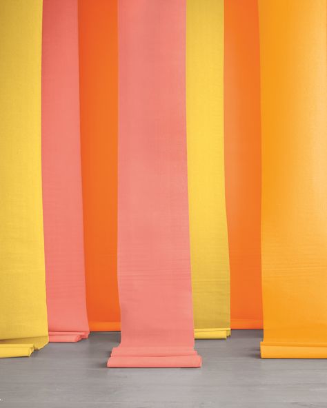 Crepe Paper Backdrop, Diy Fotokabine, Cheap Backdrop, Streamer Backdrop, Striped Wedding, Photos Booth, Bouquets Wedding, Diy Photo Booth, Paper Backdrop