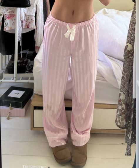 Pj Fits, Coquette Vibes, Pink Pajama Pants, Cozy Clothes, Cosy Outfit, 2000s Clothes, Cute Pjs, Pink Pilates, Casual Outfit Inspiration