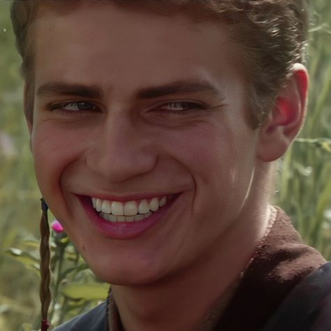 Anakin Skywalker Aotc, Anakin Smiling, Anakin Skywalker Smiling, Skywalker Aesthetic, Anakin Skywalker Icon, Bed Scene, Shonen Manga, Star Wars Anakin, Attack Of The Clones