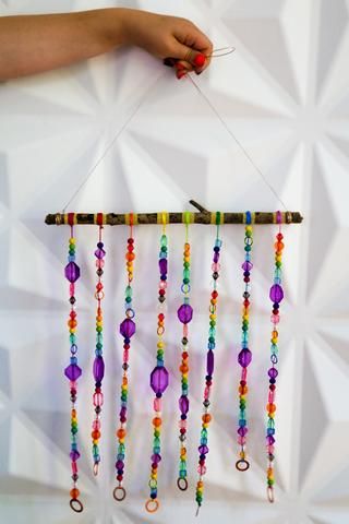 Kindergarten Bead Crafts, Kids Outdoor Crafts Diy Projects, Popsicle Stick Wind Chime, Kids Mobile Craft, Windchime Craft For Kids, Kids Crafts With Beads, Crafts With Beads For Kids, 70s Crafts For Kids, Bead Projects For Kids