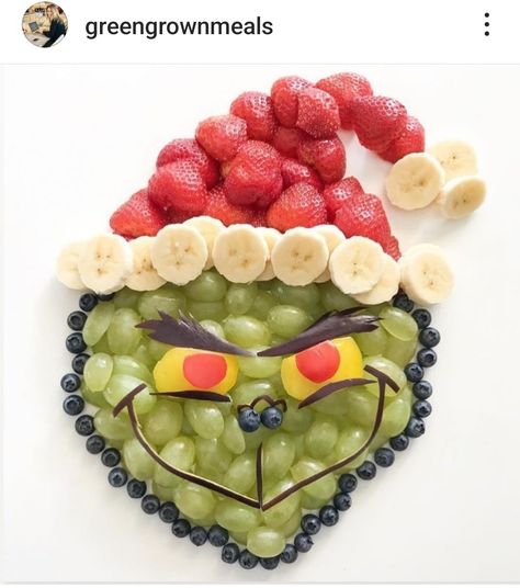 Grinchmas Food, Grinch Fruit, Kreative Snacks, Grinch Christmas Party, Fruit Platter Designs, Pinterest Christmas, Grinch Party, Christmas Recipes Appetizers, Decorating Party