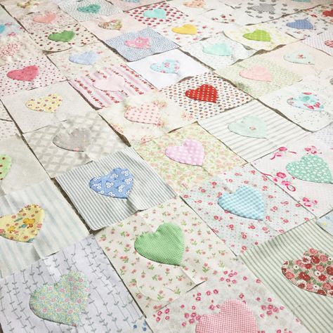 Valentine Quilts, Low Volume Quilt, Heart Quilts, Appliqué Ideas, Heart Quilt Pattern, Monster Crafts, Applique Quilt Patterns, Lap Quilts, Applique Quilting