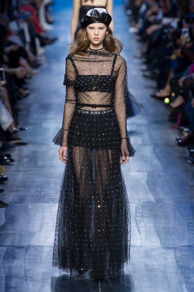 View the complete Fall 2017 collection from Christian Dior. Dior Dress, Transparent Dress, Dior Fashion, Vogue Russia, 가을 패션, Fashion Show Collection, Fall 2017, Fashion 2017, Primavera Estate