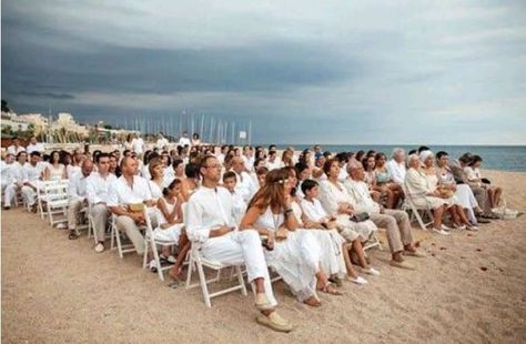 All guests in white - beach wedding Wedding Guest Etiquette, Wedding Party Dress Guest, Casual Beach Wedding Dress, Beach Wedding White, Wedding Guest Attire, Beach Wedding Attire, Beach Wedding Guests, Secret Wedding, White Chairs