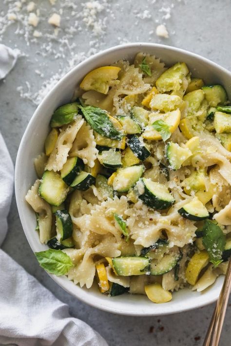 Zucchini Bow Tie Pasta, Zucchini Yellow Squash, Oil Pasta, Gold Fork, Wallpaper Food, Olive Oil Pasta, Pastas Recipes, Summer Zucchini, Squash Pasta