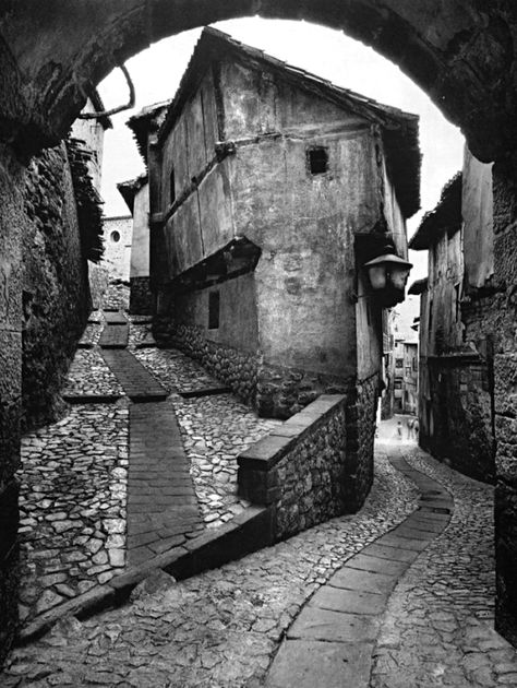 The world of old photography Medieval Architecture, Architectural Art, German Expressionism, Old Photography, French Architecture, Black Parade, Spring Awakening, Old Street, Foto Art