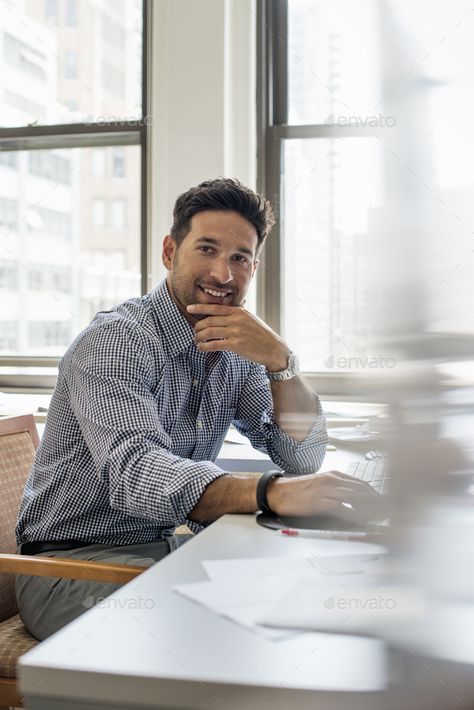 Corporate Headshot Poses, Business Man Photography, Photography Office, Professional Man, Business Portrait Photography, Headshot Poses, Team Photography, Man Office, Office Life