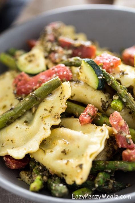 Fresh vegetables, cheesy ravioli, and bottled pesto make for an amazing, easy, and oh so flavorful, asparagus ravioli pasta salad!  Eat it hot or cold. I love entertaining, but the older I get, the more stressed I get when it comes to throwing a party. If you came to my house you would probably not...Read More » Cold Ravioli Pasta Salad, Ravioli And Vegetables, Ravioli Salad, Ravioli Pasta Salad, Ravioli Pasta, Pasta Carbonara, Ravioli Recipe, Easy Pasta Salad Recipe, Pita Chips