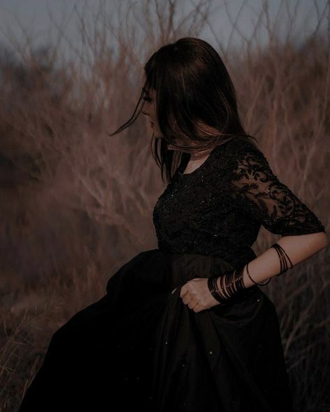 Aesthetic dp Indian Guy Aesthetic Faceless, Black Saree Girls Dp, Aesthetic Dps, Status Aesthetic, Girls Black Dress, Desi Aesthetic, Simple Pakistani Dresses, Black Saree, Foto Casual