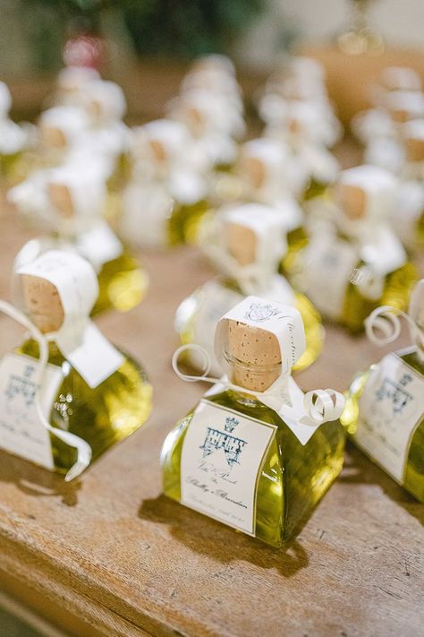 Cook up some love on your wedding with these infused olive oils as souvenirs for guests. l Image by Angelo Latorre Olive Oil Thank You Wedding, Romantic Tuscan Wedding, Olive Oil Wedding Gift, Italian Wedding Gifts For Guests, Wedding Favors Aesthetic, Italy Wedding Favors, Olive Garden Wedding, Olive Oil Party Favor, Wedding Favor Ideas For Guests