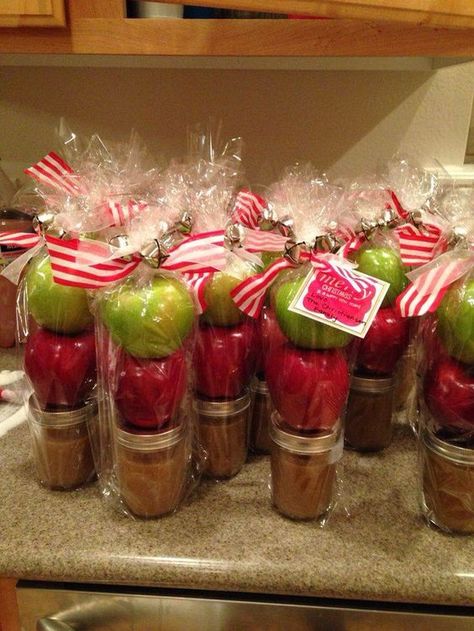 Caramel Apple Gifts, Christmas Neighbor, Neighbor Christmas Gifts, Apple Gifts, Homemade Caramel Sauce, Ge Bort, Diy Holiday Gifts, Navidad Diy, Cute Christmas Gifts