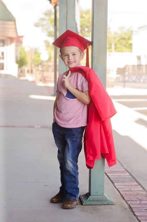 Kindergarten Pictures Graduation, Kids Graduation Photoshoot Ideas, Kindergarten Grad Photoshoot, Cap And Gown Kindergarten Pictures, Boy Kindergarten Graduation Pictures, Prek Cap And Gown Pictures, Kindergarten Graduate Photoshoot, Kindergarten Graduation Pictures Boys, Kindergarten Graduation Pictures Ideas