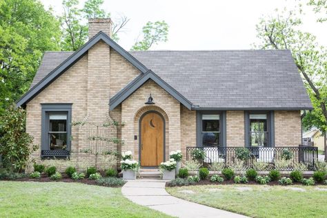 After/ Joanna and Chip Gaines help a couple from Austin, who are relocating to Waco, update a small Tudor style home with real period charm, skillfully adapting it to fit the couple's lifestyle. Exterior Brick Makeover, Small Tudor Style Homes, Yellow Brick House Exterior, Blonde Brick, Yellow Brick Houses, Chip Gaines, Hgtv Fixer Upper, Tudor Style Homes, Primitive Homes