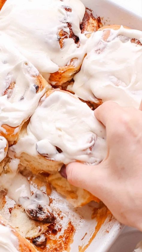 Cinnamon Rolls Easy Quick, Homemade Cinnamon Rolls Easy, Cinnamon Roll Frosting, Chocolate Chicken, Cinnamon Roll Icing, Cinnamon Bun Recipe, Sticky Buns Recipes, Cinnamon Roll Recipe Homemade, Fluffy Cinnamon Rolls