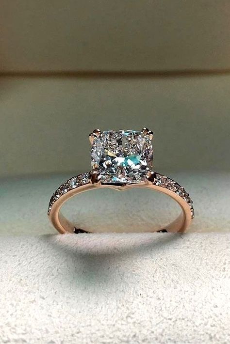 rose gold engagement rings princess cut center diamond Gorgeous Wedding Rings Diamonds, Mossinite Engagement Rings, Proposal Rings Engagement, Shiny Engagement Rings, Wedding Rings For Bride, Tato Phoenix, Cushion Cut Engagement Rings, Pretty Wedding Rings, Nice Rings