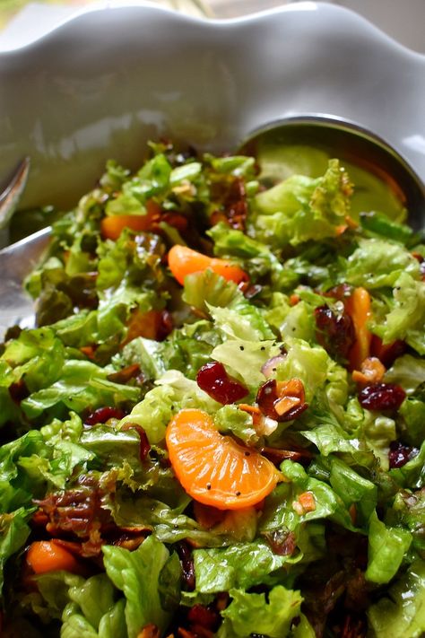 Salad Recipes Holidays, Mandarin Orange Salad, Lettuce Salad Recipes, Christmas Salad Recipes, Holiday Salads, Christmas Salads, Candied Almonds, Pecan Salad, Fresh Salad Recipes