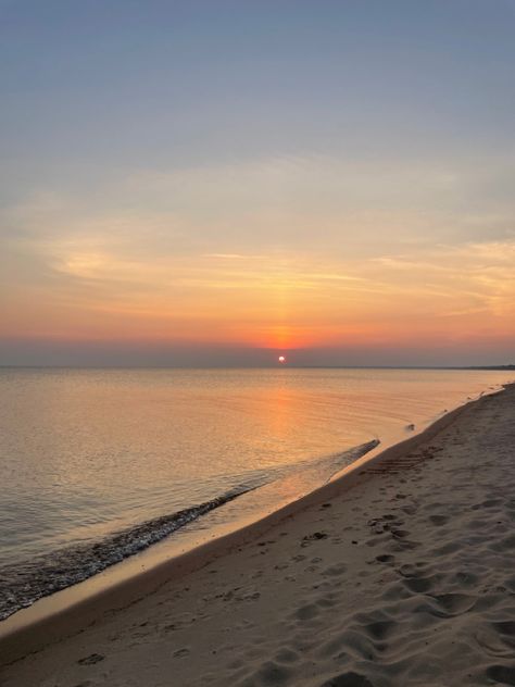 #michigan #lake #sunset Beaches In Michigan, Michigan Lake, Michigan Beaches, Sunset Lake, Beach At Night, Lake Sunset, Summer 24, Lake Michigan, Beach Sunset