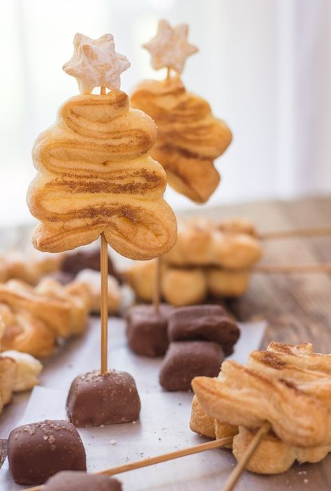 #PuffPastry #Christmas Trees, a simple, easy and delicious Christmas Holiday idea. #Cinnamon sugar crunchy cookies. Christmas Puff Pastry, Puff Pastry Ideas, Puff Pastry Christmas, Puff Pastry Cookies, Pastry Christmas, Savory Puff Pastry, Pastry Ideas, Christmas Tree Food, Christmas Pastries