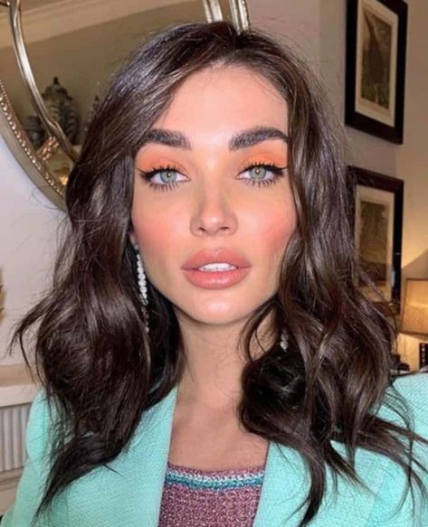 Living Coral Summer Makeup Looks Nikki Makeup, Coral Eyeshadow, Coral Makeup, Summer Makeup Trends, Pastel Makeup, Summer Makeup Looks, Glossy Makeup, Amy Jackson, Natasha Denona