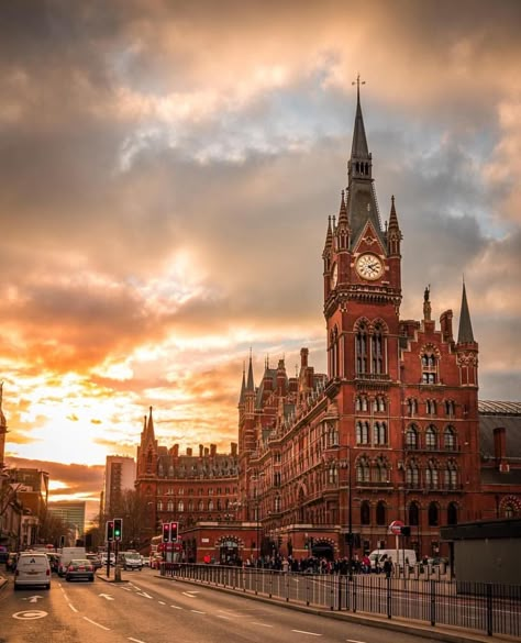 St Pancras International Winter London, St Pancras Station, London Overground, St Pancras, Train Stations, Railway Station, Travel Goals, Bedroom Art, Building Design