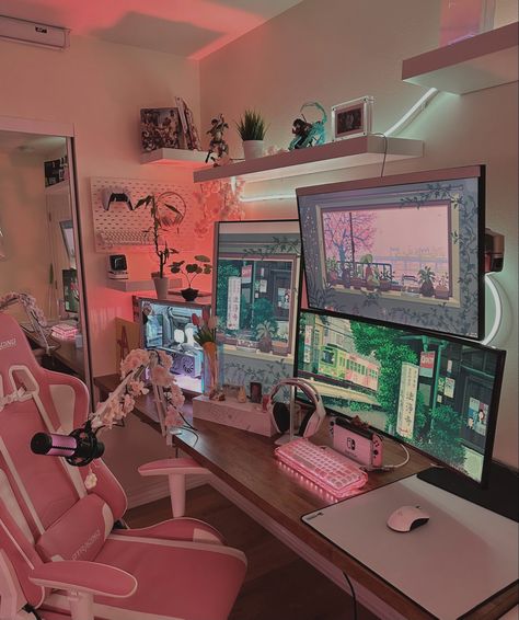 aesthetic pc setup Streaming Office Ideas, Streamer Office Ideas, Streamer Room Setup, Three Monitor Setup, Streamer Room Aesthetic, Streamer Desk Setup, Streaming Setup Ideas Aesthetic, Streamer Office, Streamer Setup Aesthetic