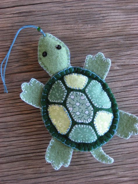 Turtle Felt                                                                                                                                                     More Felt Turtle, Bookmark Diy, Turtle Crafts, Felt Christmas Decorations, Felt Embroidery, Felt Patterns, Felt Decorations, Felt Christmas Ornaments, Felt Applique