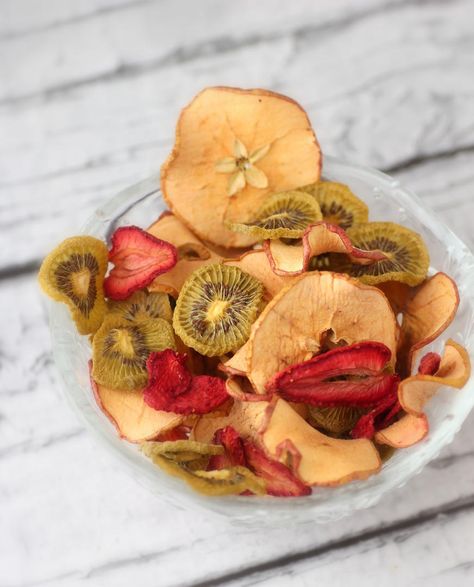 How to Make Dried Fruit Without a Dehydrator | Better Homes & Gardens Pancakes Protein, Sliced Fruit, Real Food Snacks, Fruit Chip, Lunch Box Bento, Peach Syrup, Dehydrated Fruit, Dehydrated Food, Paleo Snacks