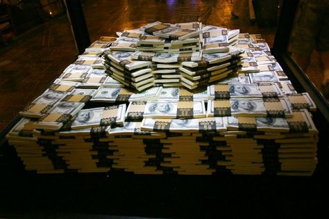 This is what a million dollars looks like !!! #$1million #1million dollars #$1,000,000.00 #inspiration 100 Million Dollars, Mcdonald Menu, Instant Win Sweepstakes, 1 Million Dollars, One Million Dollars, Hamper Boxes, Money Stacks, Money On My Mind, Millions Of Dollars