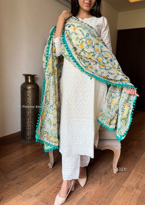 Stylish Cotton Sarees, Phulkari Outfit Ideas, Trending Kurtas For Women, White Kurta Styling, Chikankari Kurta Designs, White Kurti Designs, Kurti Ootd, Cotton Chikankari Kurta, Chikankari Dress