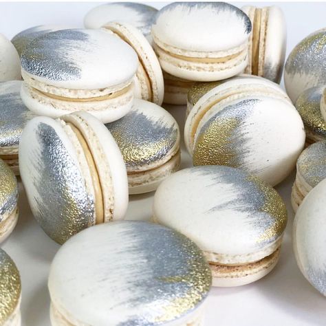 Dulce de Leche macarons by @karine_jingozian #silver #gold #macarons #macaronslady #macaronstagram #frenchmacarons #california Silver Macarons, Gold Macarons, French Macarons, Candy Bar, Macarons, Perfect Wedding, Instagram Account, Silver Gold, California