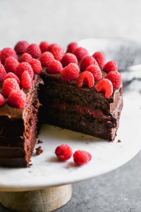 Chocolate Cake Raspberry Filling, Chocolate Cake With Raspberry Filling, Raspberry Cake Filling, Chocolate Raspberry Cake Recipe, Chocolate Cake With Cream Cheese, Raspberry Cake Recipes, Modern Honey, Sweet Whipped Cream, Chocolate Raspberry Cake