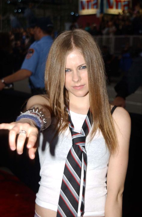 Avril Lavigne during the 2002 MTV Video Music Awards. #avrillavigne #2002 Avril Levine Halloween Costume, Early 2000s Avril Lavigne, Avril Lavigne 2004, Avril Lavigne Outfits, Avril Lavigne Deryck Whibley, Avril Lavigne 2002, 2000s Punk, Skater Chick, Early Avril Lavigne