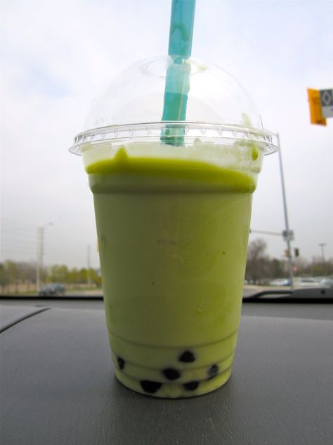 avocado shakes with boba=yum! Minuman Boba, Avocado Shake, Fun Party Drinks, Sweet Drinks, Iced Drinks, Tasty Treats, Party Drinks, Bubble Tea, Coffee Drinks