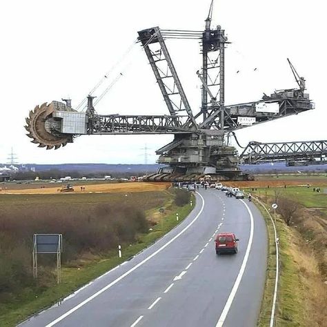 Engineering Equipment on Instagram: “Bagger 293 ⛏️ This is the largest digging machine (or trencher or rotating shovel) in the world. It was built by TAKRAF and is shown here…” Engineering Equipment, Cat Machines, Heavy Construction Equipment, Mining Equipment, Minecraft Architecture, Heavy Machinery, Construction Equipment, Heavy Equipment, Shovel