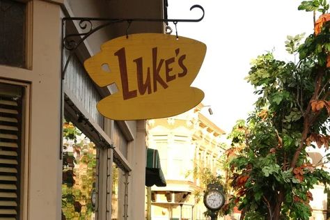 The Best Reactions to Gilmore Girls’ Luke’s Diner Pop-ups Gilmore Girls Luke, Coffee Shops, Gilmore Girls, Diner, Trees, Coffee, Building, Yellow